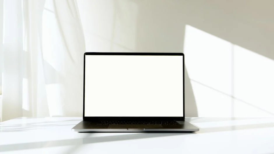 Des blocs de bois formant web design illustrent de manière créative le concept de design numérique.